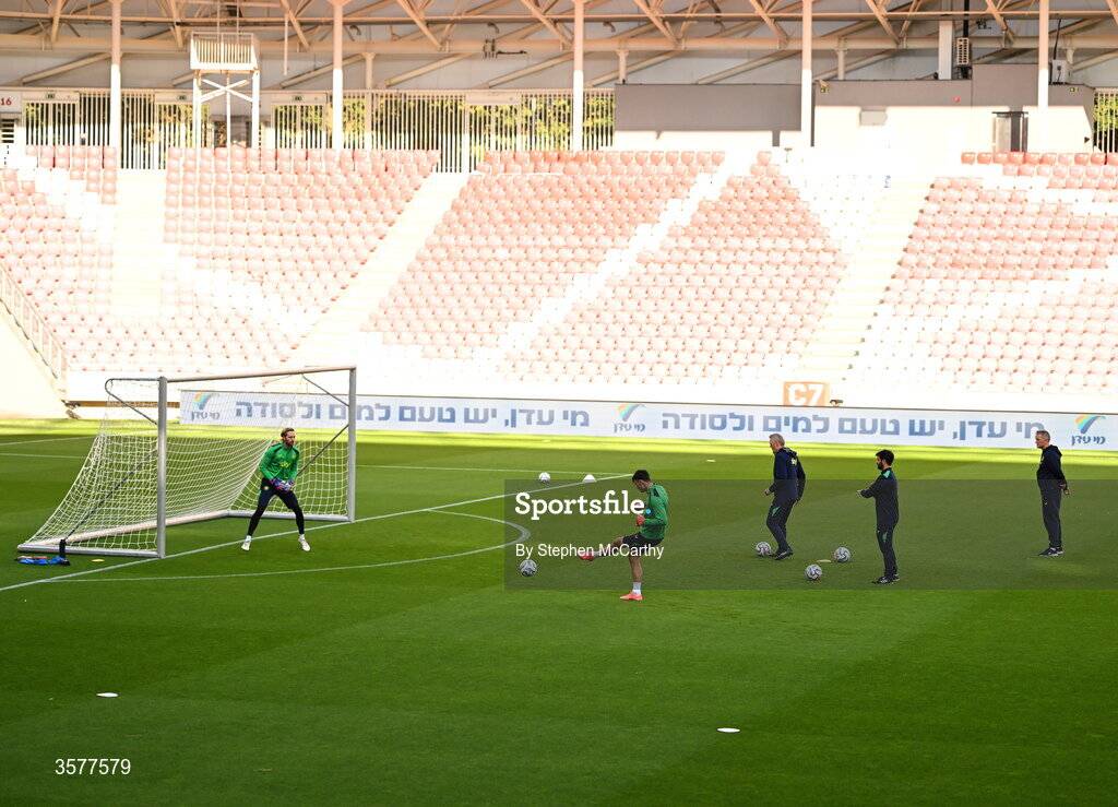 26 September 2026; Goalkeepers Caoimhín Kelleher, left, and Max O'Leary are watched by goalkeeping coach Gudmundur Hreidarsson, strength and conditioning coach Pepe Lázaro Ramírez and head coach Heimir Hallgrimsson, right, during the Republic of Ireland training session at Nagyerdei Stadion in Debrecen, Hungary. Photo by Stephen McCarthy/Sportsfile