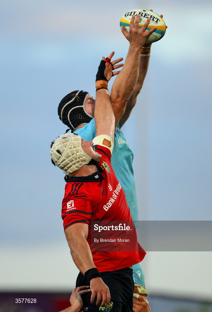 26 September 2026; Max Williamson of Glasgow Warriors takes a lineout all from Fineen Wycherley of Munster during the United Rugby Championship match between Munster and Glasgow Warriors at Thomond Park in Limerick. Photo by Brendan Moran/Sportsfile