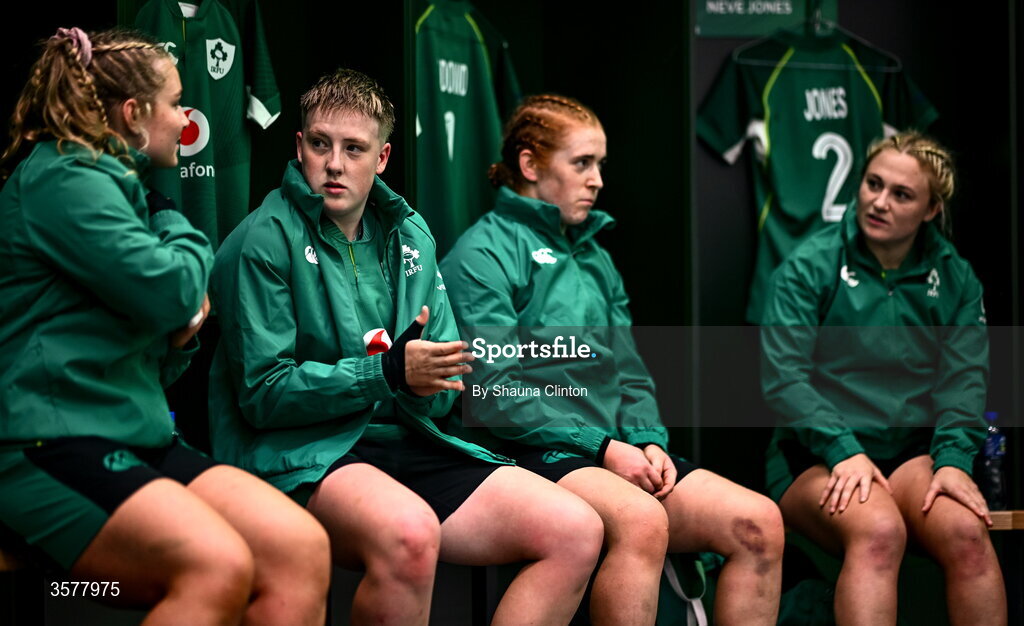27 September 2026; Beth Buttimer, second from left, in the Ireland dressingroom before the WXV Global Series match between Ireland and Japan at Dexcom Stadium in Galway. Photo by Shauna Clinton/Sportsfile