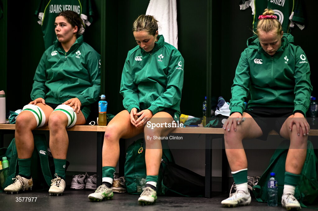 27 September 2026; Ireland players, from left, Jemima Adams Verling, Aoibheann Reilly and Dannah O'Brien in the dressingroom before the WXV Global Series match between Ireland and Japan at Dexcom Stadium in Galway. Photo by Shauna Clinton/Sportsfile