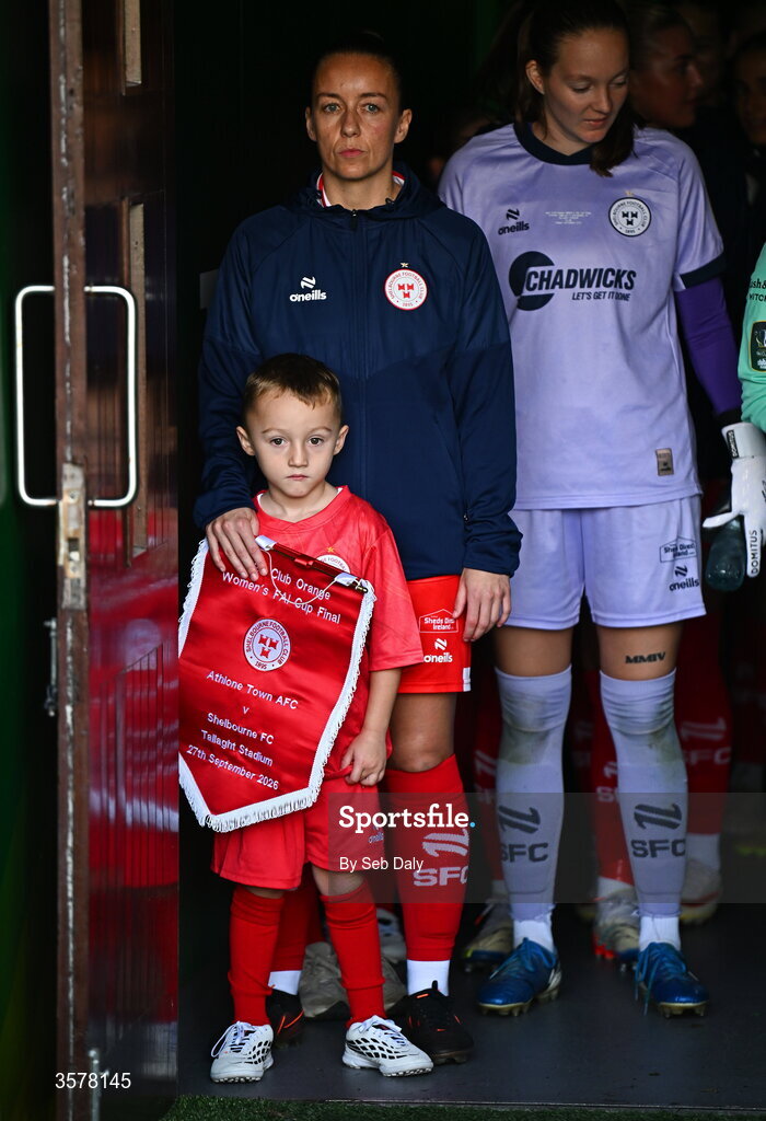 27 September 2026; Pearl Slattery of Shelbourne with Blake Russell, son of Shelbourne manager Seán Russell, before the 2026 Club Orange Women's FAI Cup final between Athlone Town and Shelbourne at Tallaght Stadium in Dublin. Photo by Seb Daly/Sportsfile