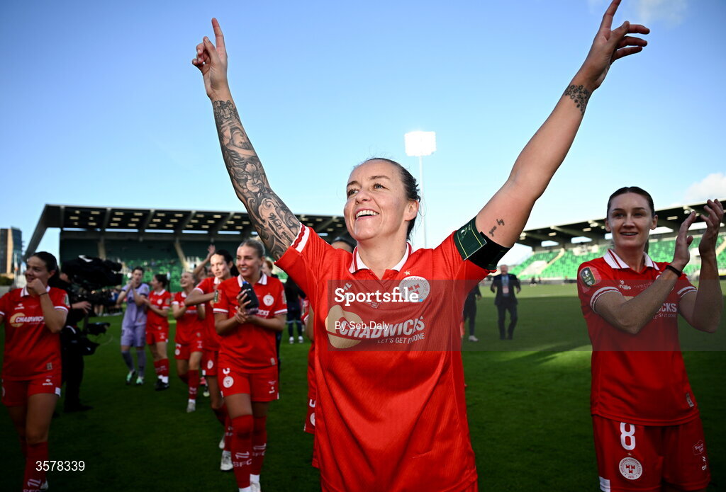 27 September 2026; Shelbourne captain Pearl Slattery celebrates after the 2026 Club Orange Women's FAI Cup final between Athlone Town and Shelbourne at Tallaght Stadium in Dublin. Photo by Seb Daly/Sportsfile
