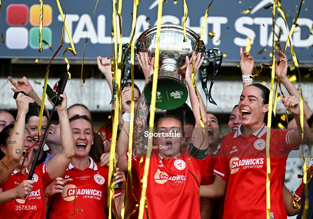 27 September 2026; Shelbourne captain Pearl Slattery lifts the Club Orange Women's FAI Cup alongside her teammates after their side's victory in the 2026 Club Orange Women's FAI Cup final between Athlone Town and Shelbourne at Tallaght Stadium in Dublin. Photo by Seb Daly/Sportsfile