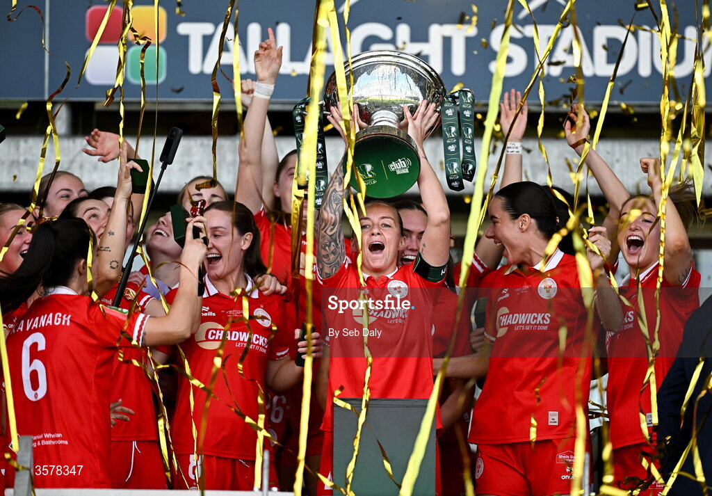 27 September 2026; Shelbourne captain Pearl Slattery lifts the Club Orange Women's FAI Cup alongside her teammates after their side's victory in the 2026 Club Orange Women's FAI Cup final between Athlone Town and Shelbourne at Tallaght Stadium in Dublin. Photo by Seb Daly/Sportsfile