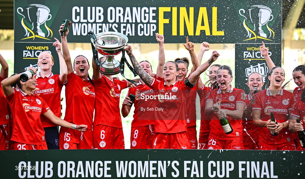 27 September 2026; Shelbourne captain Pearl Slattery and teammate Alex Kavanagh lift the Club Orange Women's FAI Cup alongside their teammates after their side's victory in the 2026 Club Orange Women's FAI Cup final between Athlone Town and Shelbourne at Tallaght Stadium in Dublin. Photo by Seb Daly/Sportsfile