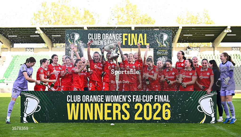 27 September 2026; The Shelbourne team celebrate with the Club Orange Women's FAI Cup alongside their teammates after their side's victory in the 2026 Club Orange Women's FAI Cup final between Athlone Town and Shelbourne at Tallaght Stadium in Dublin. Photo by Seb Daly/Sportsfile