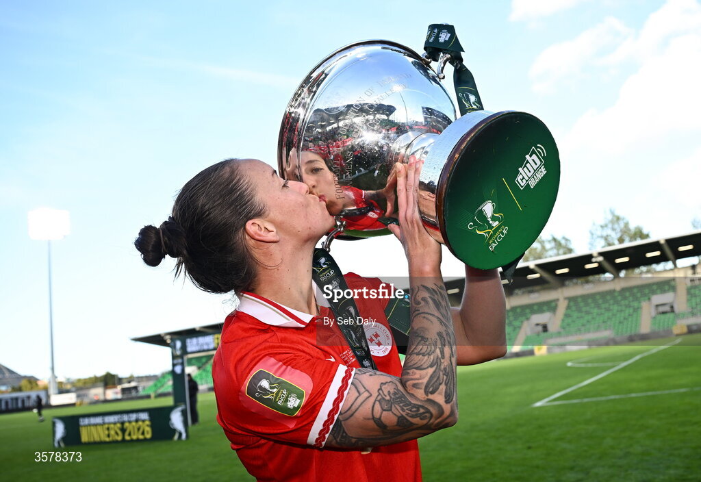 27 September 2026; Shelbourne captain Pearl Slattery kisses the cup after her side's victory in the 2026 Club Orange Women's FAI Cup final between Athlone Town and Shelbourne at Tallaght Stadium in Dublin. Photo by Seb Daly/Sportsfile