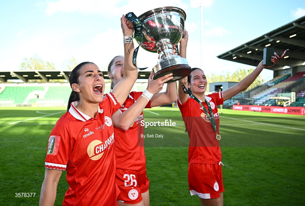 27 September 2026; Shelbourne players, from left, Olivia Damico, Brie Severns, and Isabella Flocchini celebrate with the cup after their side's victory in the 2026 Club Orange Women's FAI Cup final between Athlone Town and Shelbourne at Tallaght Stadium in Dublin. Photo by Seb Daly/Sportsfile