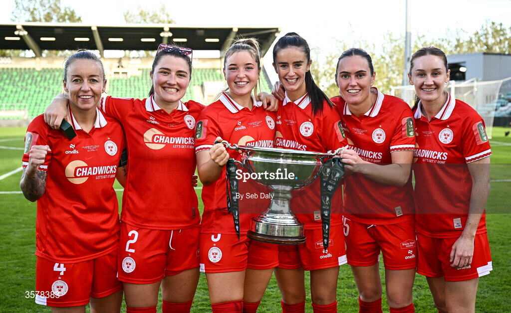 27 September 2026; Shelbourne players, from left, Pearl Slattery, Keeva Keenan, Kate Mooney, Alex Kavanagh, Jess Gargan, and Rachel Graham, with the cup after their side's victory in the 2026 Club Orange Women's FAI Cup final between Athlone Town and Shelbourne at Tallaght Stadium in Dublin. Photo by Seb Daly/Sportsfile