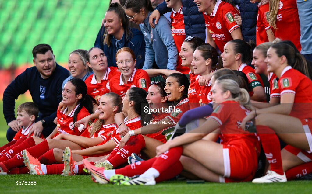 27 September 2026; Shelbourne celebrate with the trophy after winning the 2026 Club Orange Women's FAI Cup final between Athlone Town and Shelbourne at Tallaght Stadium in Dublin. Photo by Eakin Howard/Sportsfile
