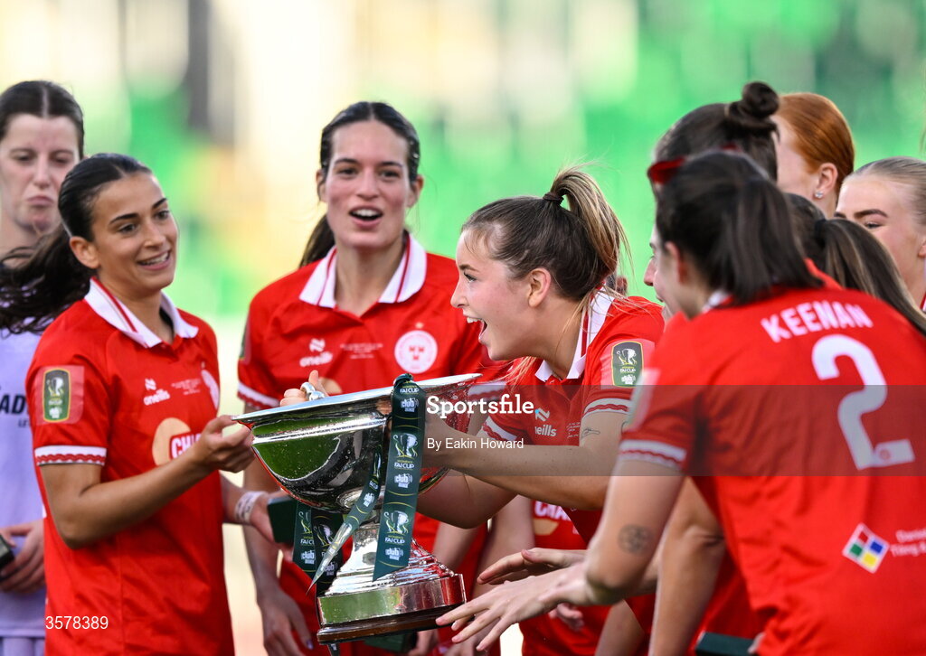 27 September 2026; Shelbourne celebrate with the trophy after winning the 2026 Club Orange Women's FAI Cup final between Athlone Town and Shelbourne at Tallaght Stadium in Dublin. Photo by Eakin Howard/Sportsfile