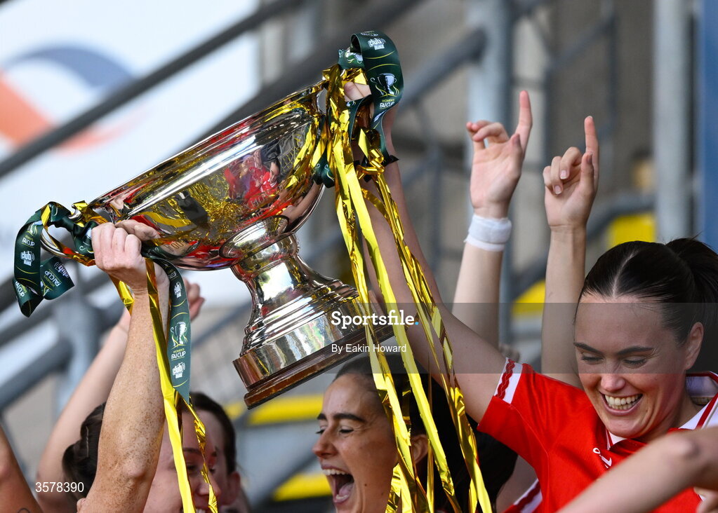 27 September 2026; Shelbourne celebrate with the trophy after winning the 2026 Club Orange Women's FAI Cup final between Athlone Town and Shelbourne at Tallaght Stadium in Dublin. Photo by Eakin Howard/Sportsfile