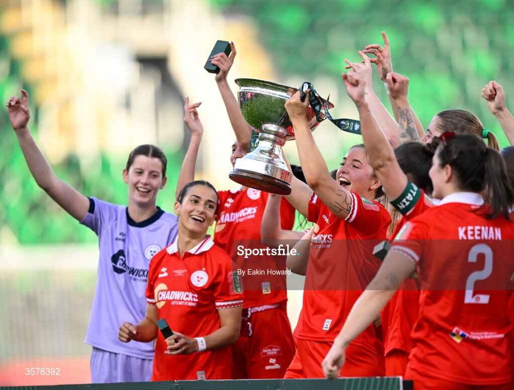 27 September 2026; Shelbourne celebrate with the trophy after winning the 2026 Club Orange Women's FAI Cup final between Athlone Town and Shelbourne at Tallaght Stadium in Dublin. Photo by Eakin Howard/Sportsfile