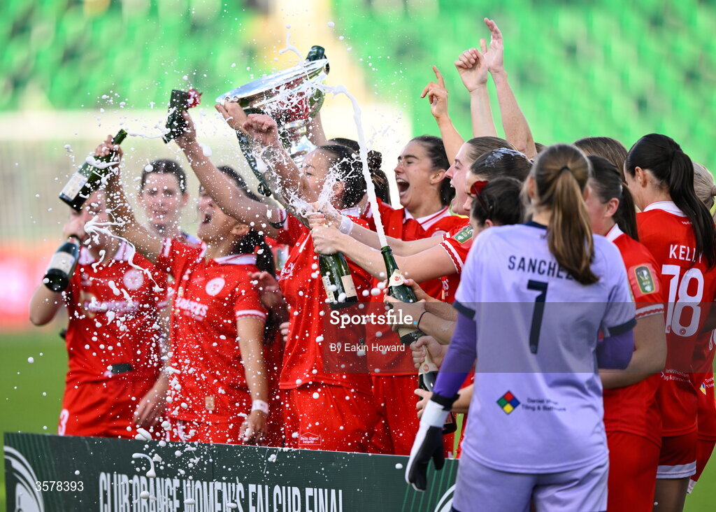 27 September 2026; Shelbourne celebrate with the trophy after winning the 2026 Club Orange Women's FAI Cup final between Athlone Town and Shelbourne at Tallaght Stadium in Dublin. Photo by Eakin Howard/Sportsfile