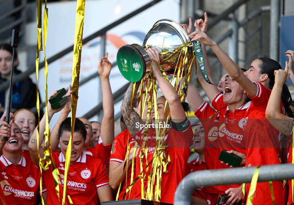 27 September 2026; Shelbourne celebrate with the trophy after winning the 2026 Club Orange Women's FAI Cup final between Athlone Town and Shelbourne at Tallaght Stadium in Dublin. Photo by Eakin Howard/Sportsfile