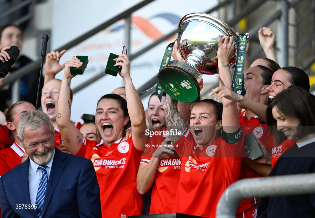 27 September 2026; Shelbourne celebrate with the trophy after winning the 2026 Club Orange Women's FAI Cup final between Athlone Town and Shelbourne at Tallaght Stadium in Dublin. Photo by Eakin Howard/Sportsfile
