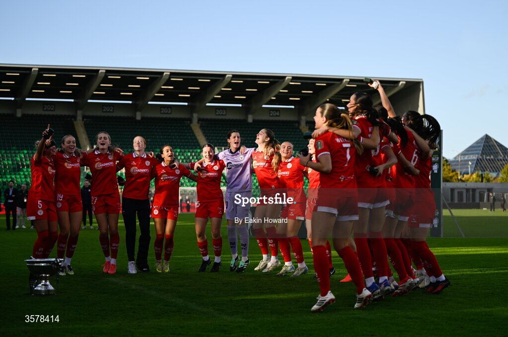 27 September 2026; Shelbourne celebrate with the trophy after winning the 2026 Club Orange Women's FAI Cup final between Athlone Town and Shelbourne at Tallaght Stadium in Dublin. Photo by Eakin Howard/Sportsfile