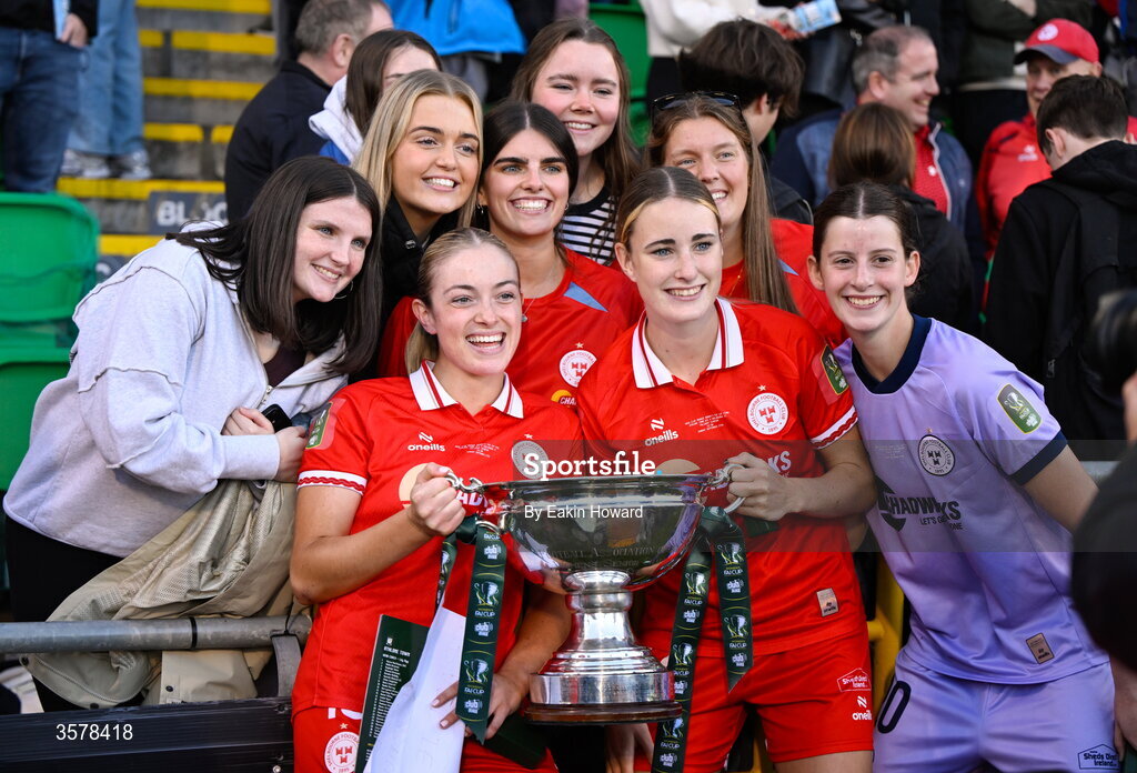 27 September 2026; Shelbourne celebrate with the trophy after winning the 2026 Club Orange Women's FAI Cup final between Athlone Town and Shelbourne at Tallaght Stadium in Dublin. Photo by Eakin Howard/Sportsfile