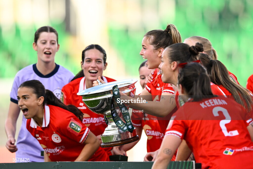 27 September 2026; Shelbourne celebrate with the trophy after winning the 2026 Club Orange Women's FAI Cup final between Athlone Town and Shelbourne at Tallaght Stadium in Dublin. Photo by Eakin Howard/Sportsfile
