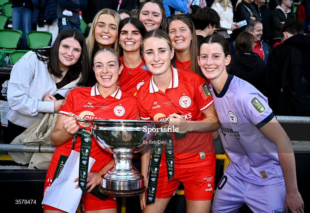 27 September 2026; Shelbourne players, from left, Maddy McKinley, Lara Whelan and Jenna Willoughby celebrate with the Club Orange Women's FAI Cup after the 2026 Club Orange Women's FAI Cup final between Athlone Town and Shelbourne at Tallaght Stadium in Dublin. Photo by Seb Daly/Sportsfile