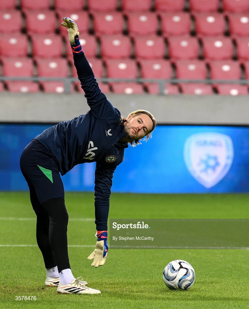 27 September 2026; Republic of Ireland goalkeeper Caoimhín Kelleher warms up before the UEFA Nations League B match between Israel and the Republic of Ireland at Nagyerdei Stadion in Debrecen, Hungary. Photo by Stephen McCarthy/Sportsfile