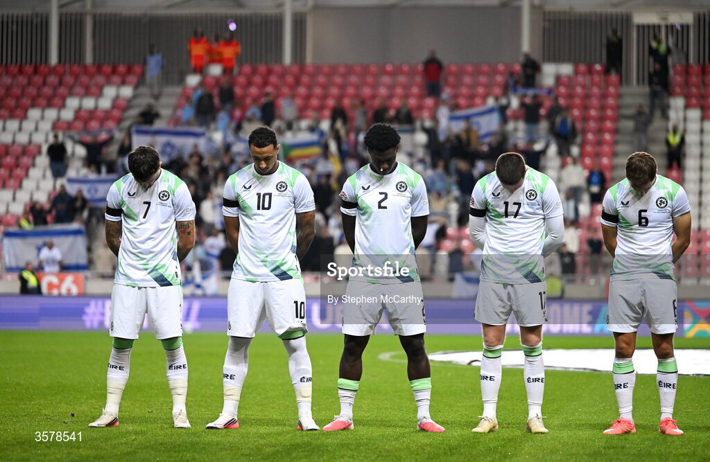 27 September 2026; Republic of Ireland, players, from left, Troy Parrott, Adam Idah, James Abankwah, Jack Moylan and Jayson Molumby, wearing black armbands in recognition for all the lives lost in the conflict in Gaza, bow their heads during the Israeli national anthem before the UEFA Nations League B match between Israel and the Republic of Ireland at Nagyerdei Stadion in Debrecen, Hungary. Photo by Stephen McCarthy/Sportsfile