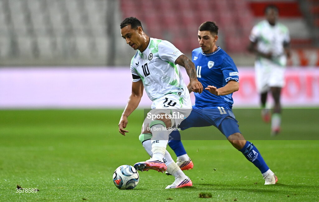 27 September 2026; Adam Idah of Republic of Ireland in action against Oscar Gloukh of Israel during the UEFA Nations League B match between Israel and the Republic of Ireland at Nagyerdei Stadion in Debrecen, Hungary. Photo by Ben McShane/Sportsfile