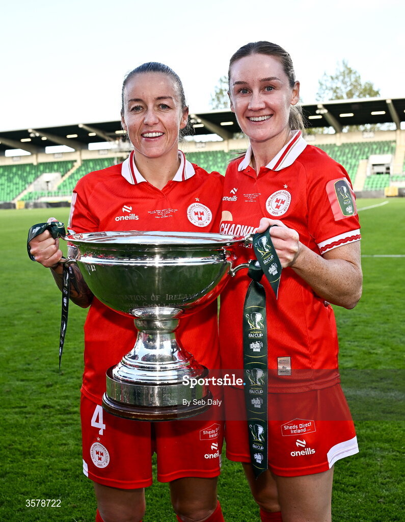 27 September 2026; Shelbourne players Pearl Slattery, left, and Rachel Graham with the trophy after the 2026 Club Orange Women's FAI Cup final between Athlone Town and Shelbourne at Tallaght Stadium in Dublin. Photo by Seb Daly/Sportsfile