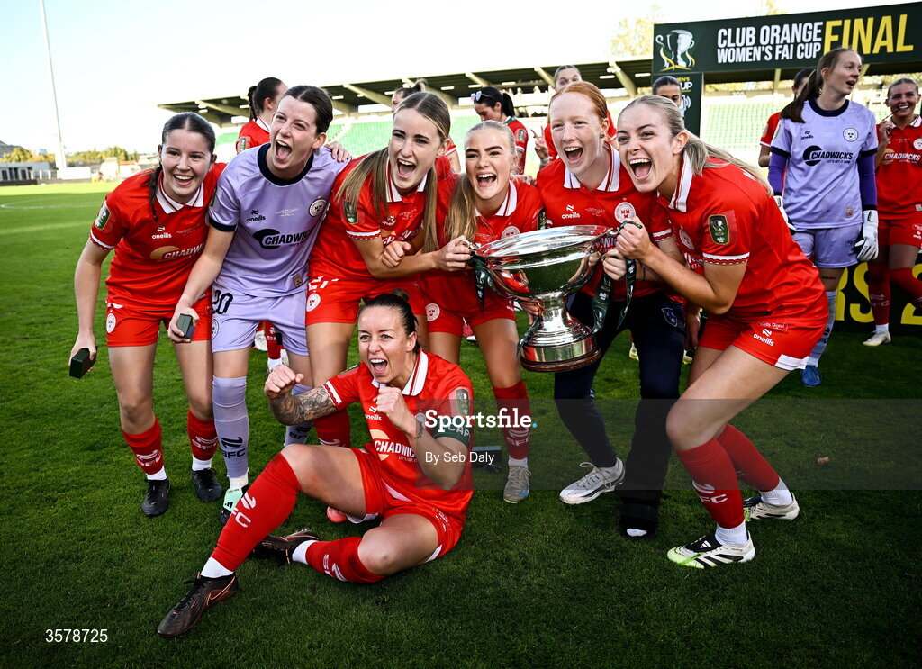 27 September 2026; Shelbourne players with the trophy after the 2026 Club Orange Women's FAI Cup final between Athlone Town and Shelbourne at Tallaght Stadium in Dublin. Photo by Seb Daly/Sportsfile