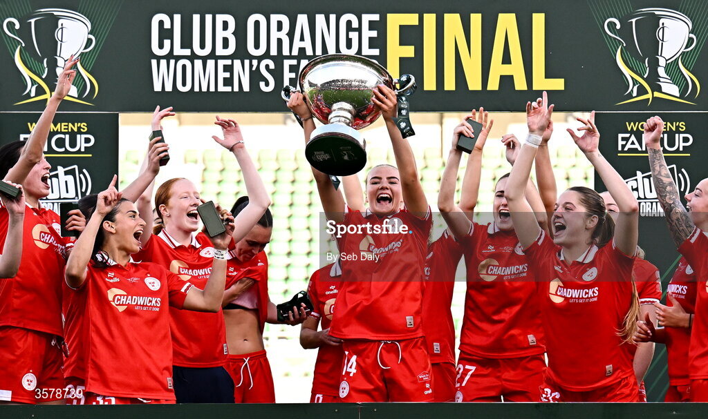 27 September 2026; Shelbourne's Maeve Wollmer lifts the trophy alongside teammates after their side's victory in the 2026 Club Orange Women's FAI Cup final between Athlone Town and Shelbourne at Tallaght Stadium in Dublin. Photo by Seb Daly/Sportsfile