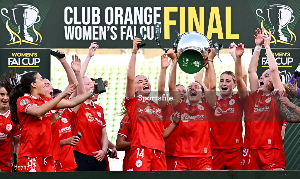 27 September 2026; Shelbourne's Becky Watkins lifts the trophy alongside teammates after their side's victory in the 2026 Club Orange Women's FAI Cup final between Athlone Town and Shelbourne at Tallaght Stadium in Dublin. Photo by Seb Daly/Sportsfile