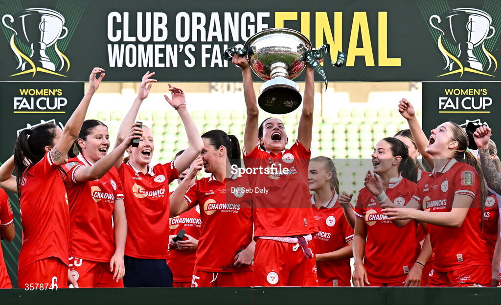 27 September 2026; Shelbourne's Isabella Flocchini lifts the trophy alongside teammates after their side's victory in the 2026 Club Orange Women's FAI Cup final between Athlone Town and Shelbourne at Tallaght Stadium in Dublin. Photo by Seb Daly/Sportsfile