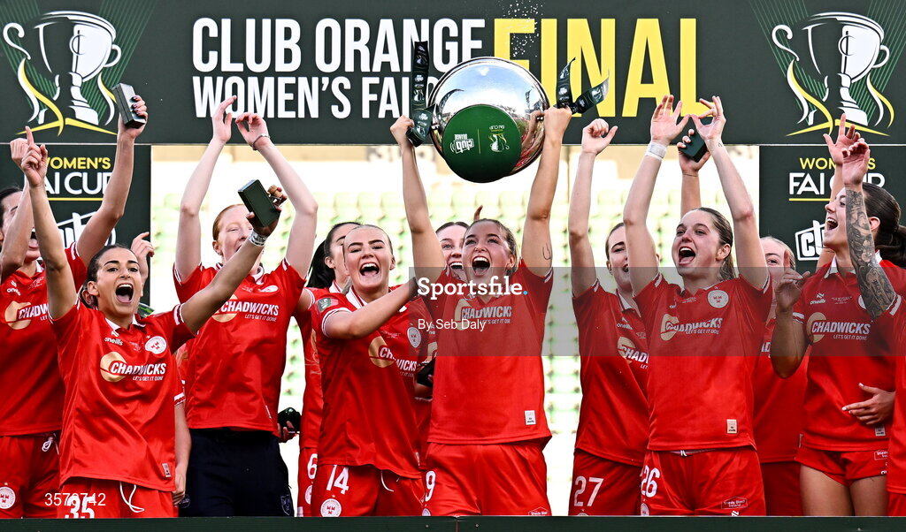 27 September 2026; Shelbourne's Kate Mooney lifts the trophy alongside teammates after their side's victory in the 2026 Club Orange Women's FAI Cup final between Athlone Town and Shelbourne at Tallaght Stadium in Dublin. Photo by Seb Daly/Sportsfile