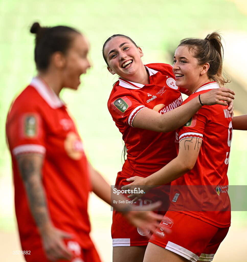 27 September 2026; Shelbourne players Halle Harcourt, centre, and Kate Mooney celebrate after their side's victory in the 2026 Club Orange Women's FAI Cup final between Athlone Town and Shelbourne at Tallaght Stadium in Dublin. Photo by Seb Daly/Sportsfile