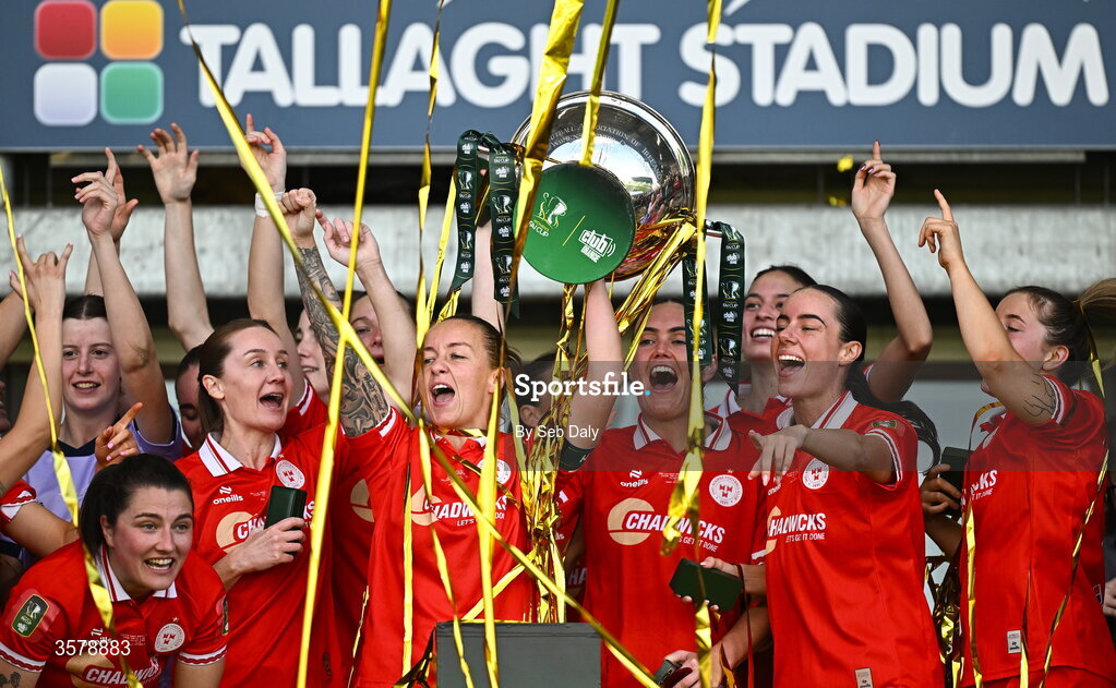 27 September 2026; Shelbourne captain Pearl Slattery lifts the Club Orange Women's FAI Cup alongside teammates after their side's victory in the 2026 Club Orange Women's FAI Cup final between Athlone Town and Shelbourne at Tallaght Stadium in Dublin. Photo by Seb Daly/Sportsfile
