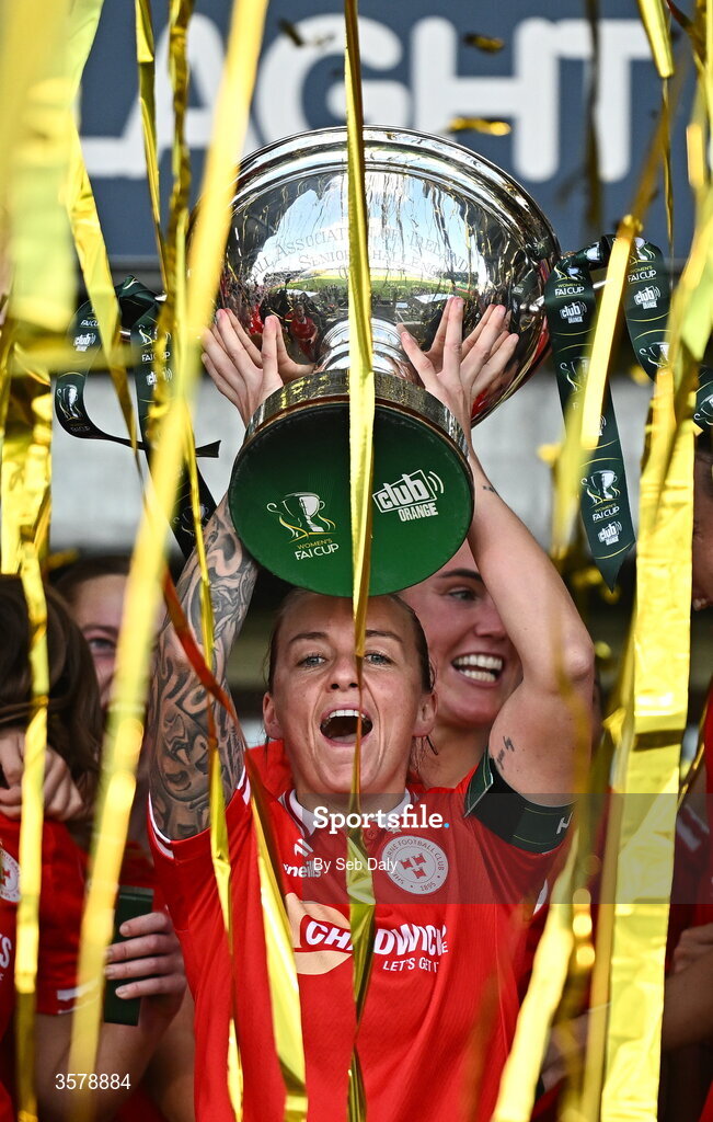 27 September 2026; Shelbourne captain Pearl Slattery lifts the Club Orange Women's FAI Cup alongside teammates after their side's victory in the 2026 Club Orange Women's FAI Cup final between Athlone Town and Shelbourne at Tallaght Stadium in Dublin. Photo by Seb Daly/Sportsfile
