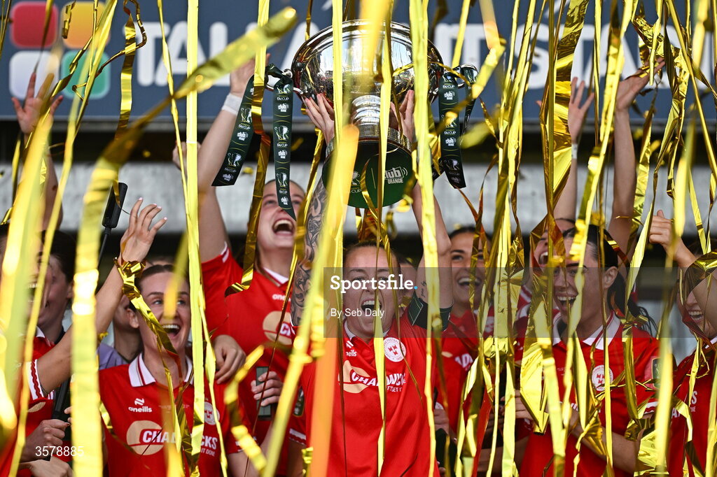 27 September 2026; Shelbourne captain Pearl Slattery lifts the Club Orange Women's FAI Cup alongside teammates after their side's victory in the 2026 Club Orange Women's FAI Cup final between Athlone Town and Shelbourne at Tallaght Stadium in Dublin. Photo by Seb Daly/Sportsfile
