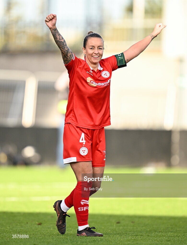 27 September 2026; Shelbourne captain Pearl Slattery celebrates at the final whistle after her side's victory in the 2026 Club Orange Women's FAI Cup final between Athlone Town and Shelbourne at Tallaght Stadium in Dublin. Photo by Seb Daly/Sportsfile