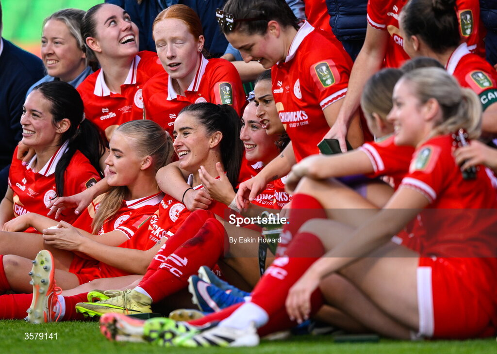 27 September 2026; Shelbourne celebrate with the trophy after winning the 2026 Club Orange Women's FAI Cup final between Athlone Town and Shelbourne at Tallaght Stadium in Dublin. Photo by Eakin Howard/Sportsfile