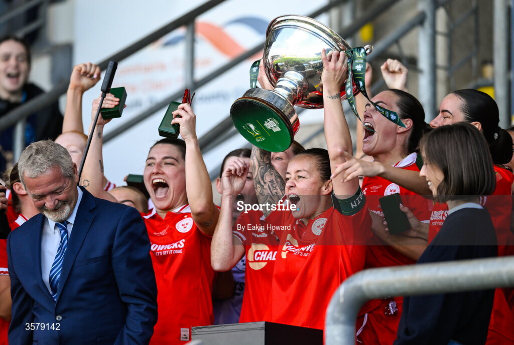 27 September 2026; Shelbourne celebrate with the trophy after winning the 2026 Club Orange Women's FAI Cup final between Athlone Town and Shelbourne at Tallaght Stadium in Dublin. Photo by Eakin Howard/Sportsfile