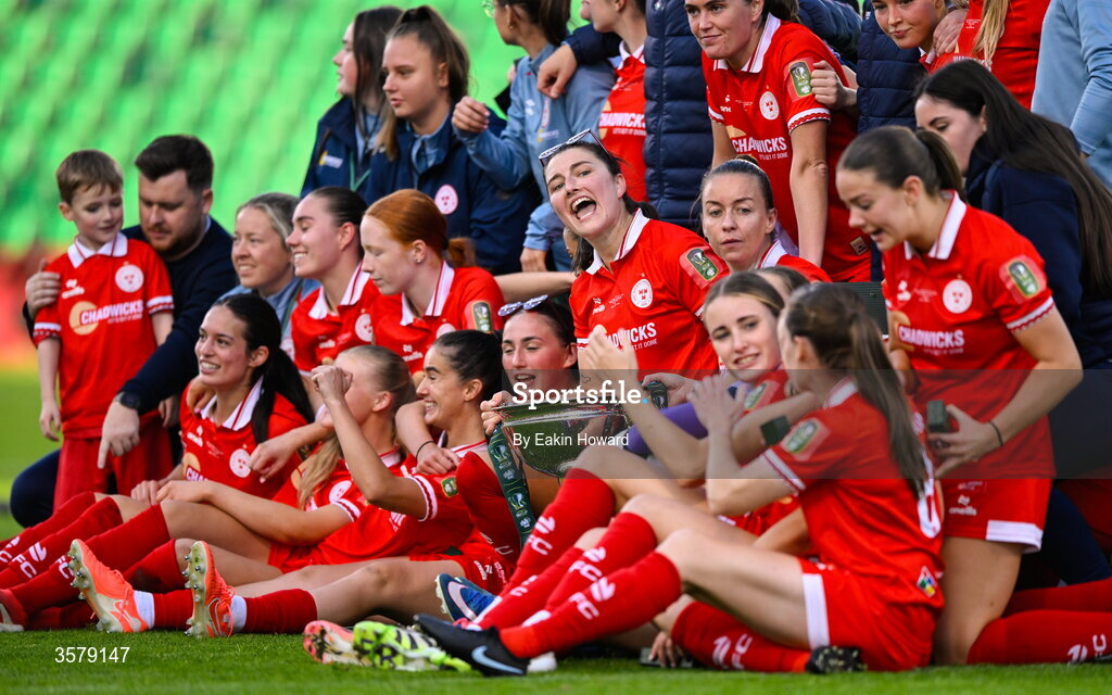 27 September 2026; Shelbourne celebrate with the trophy after winning the 2026 Club Orange Women's FAI Cup final between Athlone Town and Shelbourne at Tallaght Stadium in Dublin. Photo by Eakin Howard/Sportsfile
