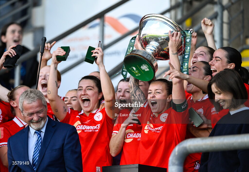 27 September 2026; Shelbourne celebrate with the trophy after winning the 2026 Club Orange Women's FAI Cup final between Athlone Town and Shelbourne at Tallaght Stadium in Dublin. Photo by Eakin Howard/Sportsfile