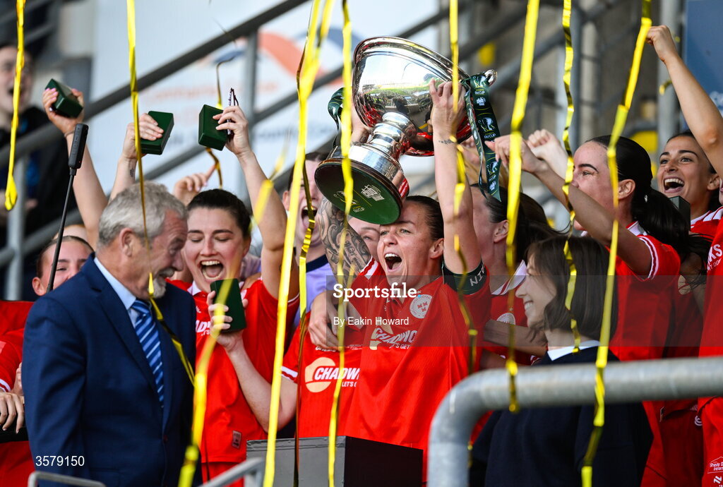 27 September 2026; Shelbourne celebrate with the trophy after winning the 2026 Club Orange Women's FAI Cup final between Athlone Town and Shelbourne at Tallaght Stadium in Dublin. Photo by Eakin Howard/Sportsfile