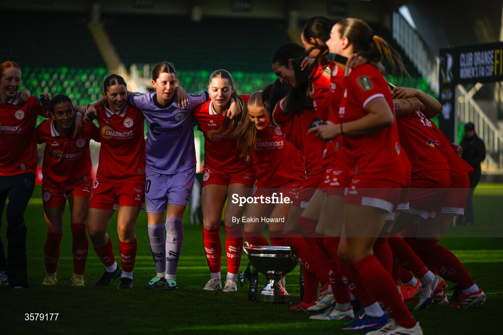27 September 2026; Shelbourne celebrate with the trophy after winning the 2026 Club Orange Women's FAI Cup final between Athlone Town and Shelbourne at Tallaght Stadium in Dublin. Photo by Eakin Howard/Sportsfile