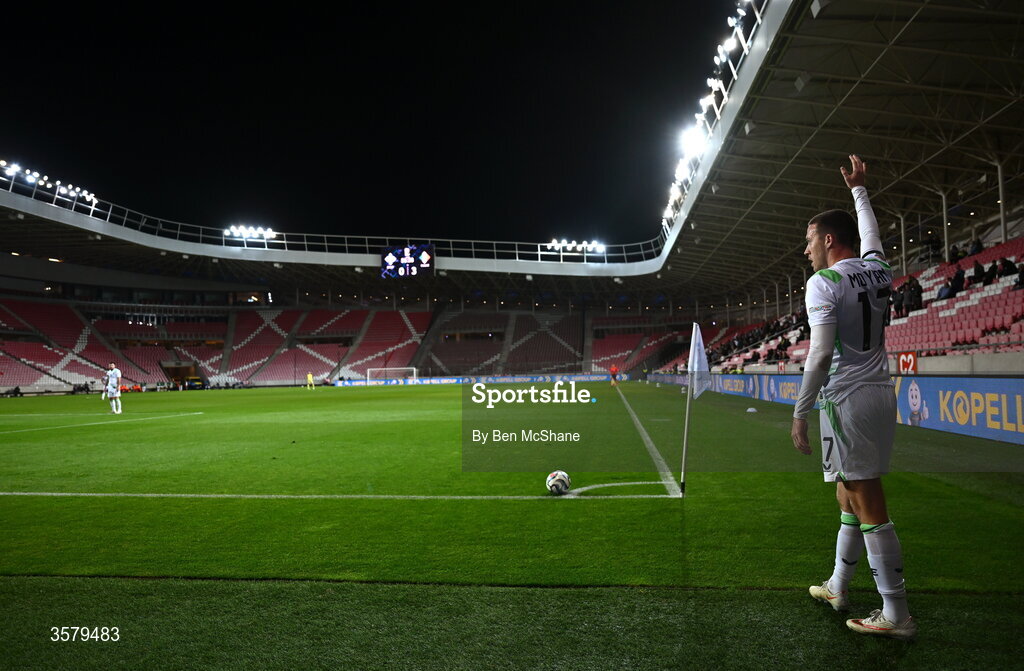 27 September 2026; Jack Moylan of Republic of Ireland prepares to take a corner-kick during the UEFA Nations League B match between Israel and the Republic of Ireland at Nagyerdei Stadion in Debrecen, Hungary. Photo by Ben McShane/Sportsfile