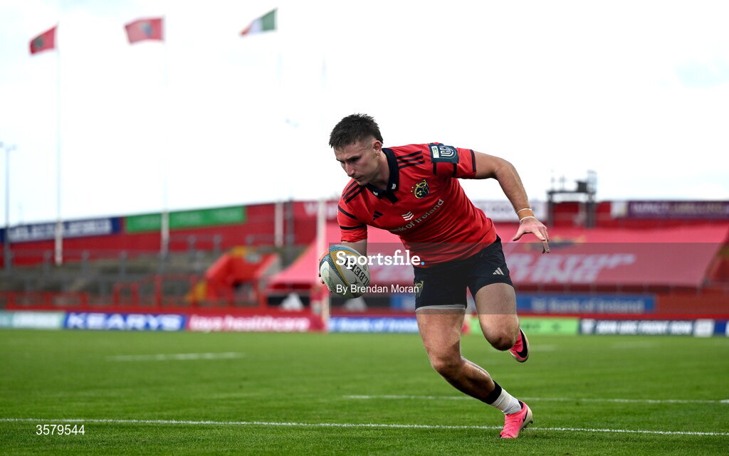 26 September 2026; Ben O’Connor of Munster scores his side's first try during the United Rugby Championship match between Munster and Glasgow Warriors at Thomond Park in Limerick. Photo by Brendan Moran/Sportsfile