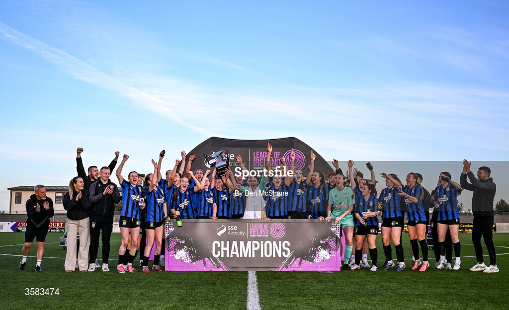 3 October 2026; Athlone Town captains Hannah Waesch and Madie Gibson liftsthe SSE Airtricity Women's Premier Division title alongside their teammates after the SSE Airtricity Women's Premier Division match between Athlone Town and Galway United at Athlone Town Stadium in Lissywollen, Athlone, Westmeath. Photo by Ben McShane/Sportsfile
