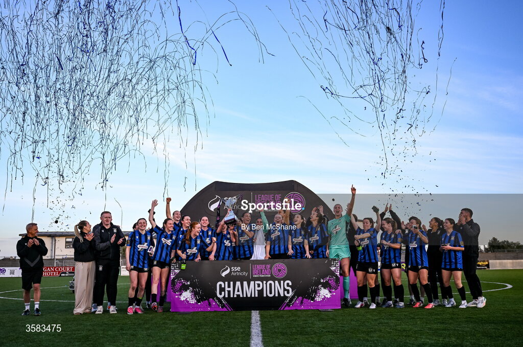 3 October 2026; Athlone Town captains Hannah Waesch and Madie Gibson lifts the SSE Airtricity Women's Premier Division title alongside their teammates after the SSE Airtricity Women's Premier Division match between Athlone Town and Galway United at Athlone Town Stadium in Lissywollen, Athlone, Westmeath. Photo by Ben McShane/Sportsfile