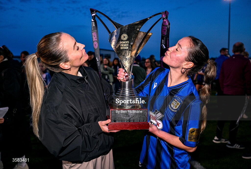 3 October 2026; Athlone head coach Lily Agg, left, and Athlone Town captain Hannah Waesch celebrate with the SSE Airtricity Women's Premier Division trophy after the SSE Airtricity Women's Premier Division match between Athlone Town and Galway United at Athlone Town Stadium in Lissywollen, Athlone, Westmeath. Photo by Ben McShane/Sportsfile