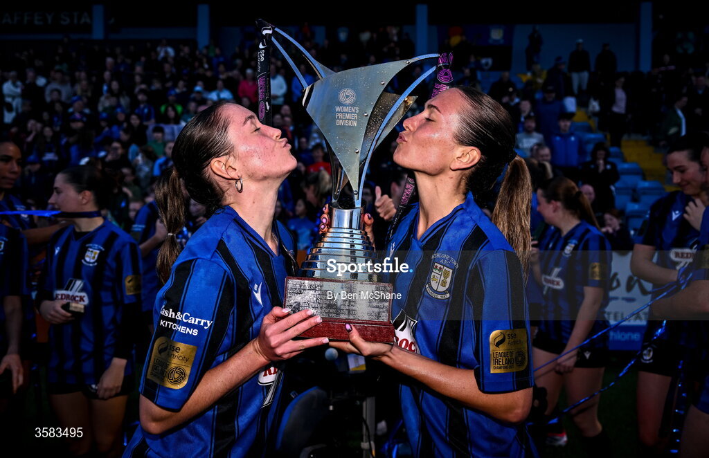 3 October 2026; Athlone Town captains Hannah Waesch, left, and Madie Gibson celebrate with the SSE Airtricity Women's Premier Division title alongside their teammates after the SSE Airtricity Women's Premier Division match between Athlone Town and Galway United at Athlone Town Stadium in Lissywollen, Athlone, Westmeath. Photo by Ben McShane/Sportsfile